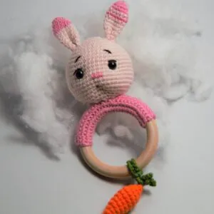 Ръчно Плетена Гризалка Дрънкалка Розово Зайче с морковче Амигуруми Ръчно Плетена Гризалка Дрънкалка Розово Зайче с морковче Амигуруми