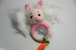 Ръчно Плетена Гризалка Дрънкалка Розово Зайче с морковче Амигуруми